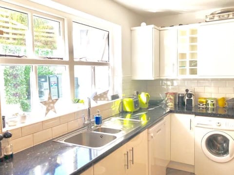 Fully fitted kitchen with all mod cons.....washing tabs etc under sink....