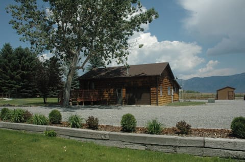 Welcome to Walking Deer! Enjoy mountain and lake views!