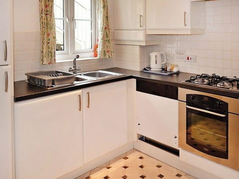 Kitchen | Meadowside Apartment, Fowey
