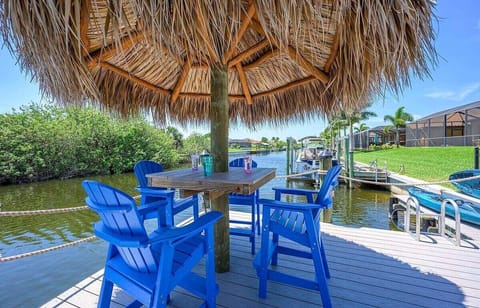 Tiki Hut with Seating to Enjoy Sunsets