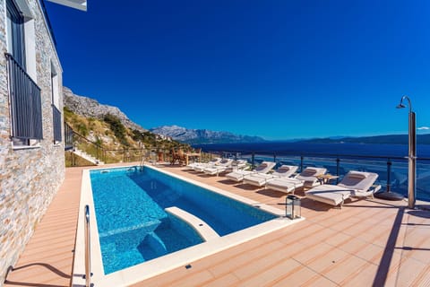 Private 33 sqm swimming pool with massage