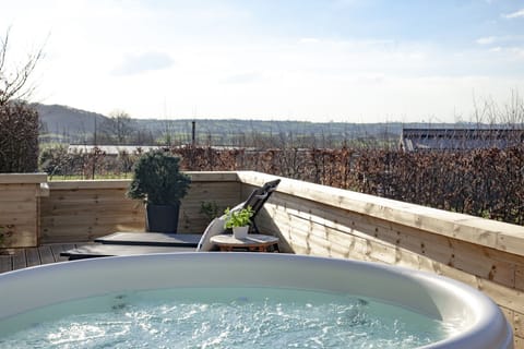 Hot Tub, Sun Loungers-Peppers Lodge