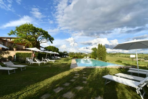 Amenities, Autumn, Building Exterior, Garden, Pool, Spring, Summer