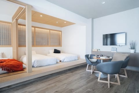 Signature Family Suite (Non-smoking) | In-room safe, desk, laptop workspace, blackout drapes