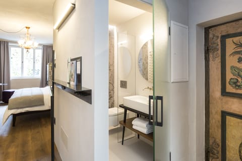 Superior Apartment | Bathroom | Shower, rainfall showerhead, hair dryer, towels