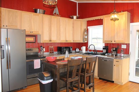 Fully stocked eat-in kitchen. 