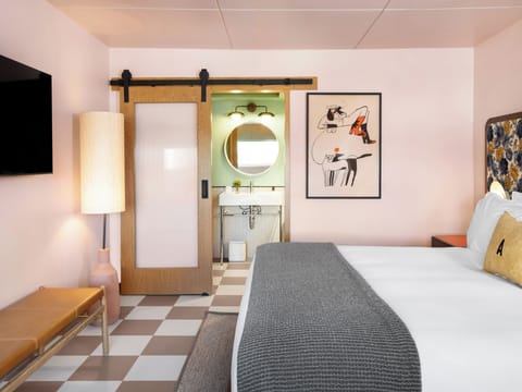 Frette Italian sheets, premium bedding, minibar, in-room safe