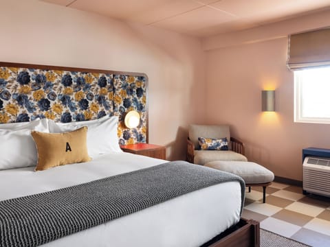 Frette Italian sheets, premium bedding, minibar, in-room safe