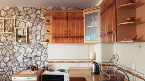 Design Studio Suite | Private kitchen | Fridge, oven, stovetop, coffee/tea maker