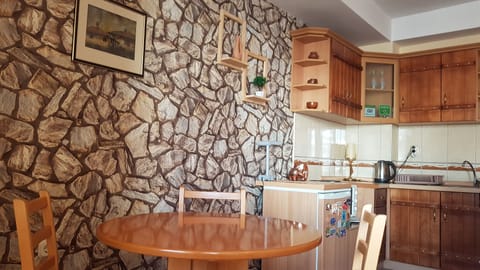 Design Studio Suite | Private kitchen | Fridge, oven, stovetop, coffee/tea maker