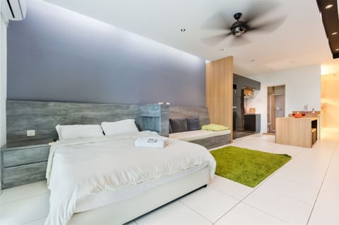 Deluxe Studio Suite | Desk, blackout drapes, soundproofing, iron/ironing board