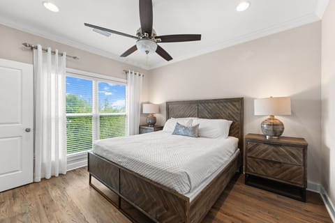 King Bedroom With Private Bathroom On 3rd Floor