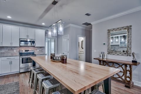 Spacious table/island with seating 