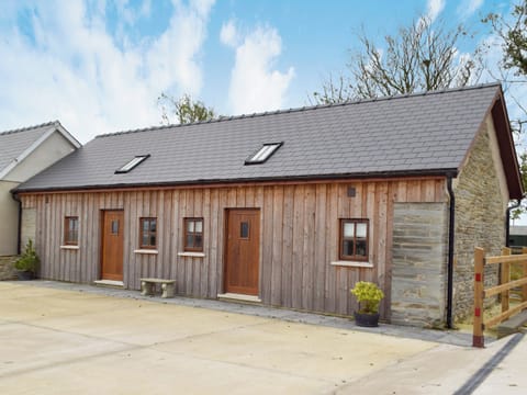 Romantic slate built cottages | Snowdrop Cottage - Penfeidr Cottages, Glanrhyd, near Newport