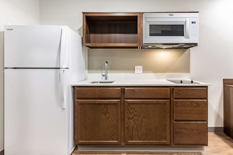 Full-size fridge, microwave, stovetop