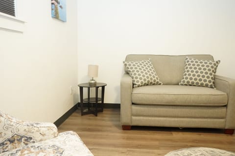 Suite Modern with City View | Blackout drapes, soundproofing, iron/ironing board, free WiFi