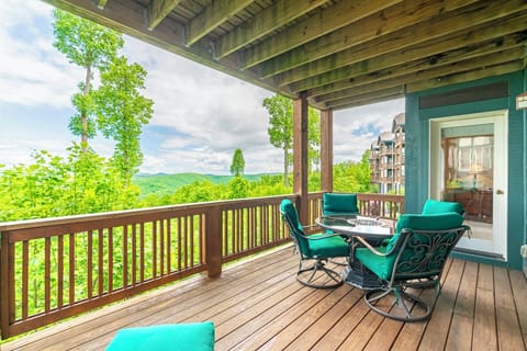 Deck Area--- Outdoor Dining Space w/ Mtn View