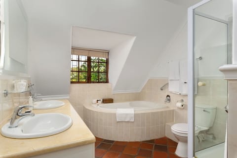 Grand Suite | Bathroom | Separate tub and shower, free toiletries, hair dryer, towels