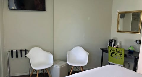 Deluxe King Patio View (Pet Friendly, Room 9) | Egyptian cotton sheets, premium bedding, pillowtop beds