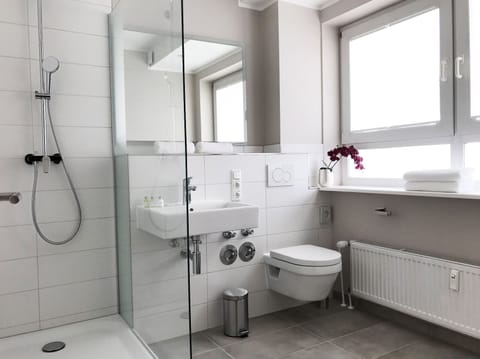 Classic Single Room | Bathroom | Shower, rainfall showerhead, hair dryer, towels