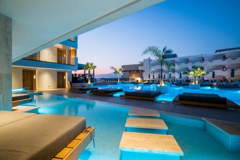 2 outdoor pools, free cabanas, pool umbrellas