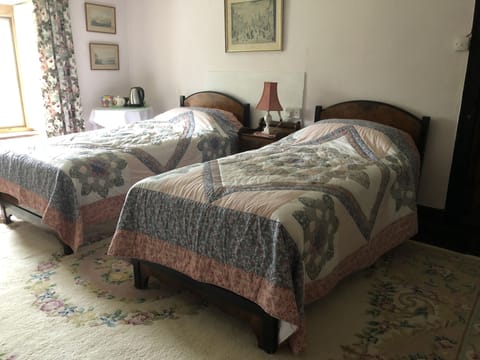 Twin Room, Shared Bathroom | Individually decorated, individually furnished, bed sheets