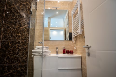 Comfort Double Room | Bathroom | Hair dryer, towels, soap, shampoo