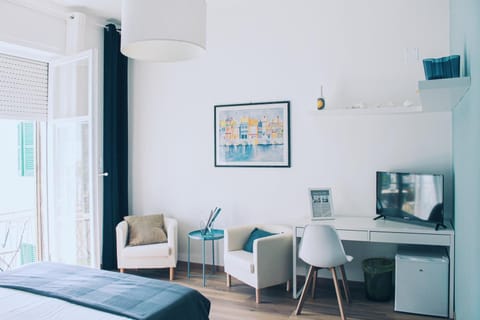 Camera 2 | Living area | Flat-screen TV