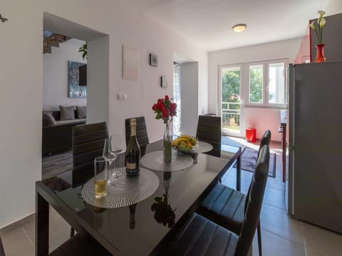 Private kitchen | Fridge, microwave, stovetop, dishwasher