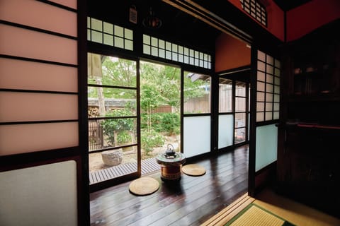 Vacation House Rental (Whole House, Non Smoking) | Courtyard