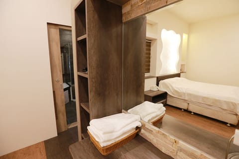 Double Room (302) | Desk, blackout drapes, free WiFi, bed sheets