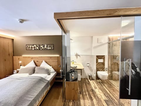 Superior Double Room | Bathroom | Bathrobes, slippers, towels