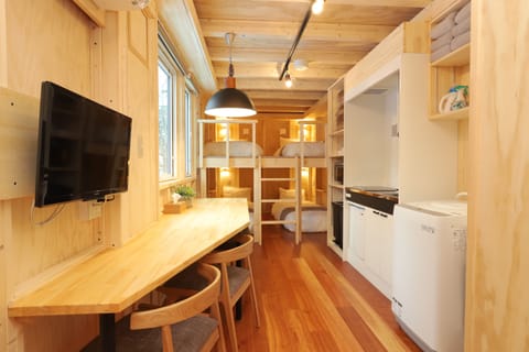 ROOM 3 JR Mobile Inn | Desk, free WiFi, bed sheets