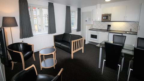 Family Apartment, 2 Bedrooms, Kitchen | Private kitchen | Microwave, stovetop, electric kettle, toaster