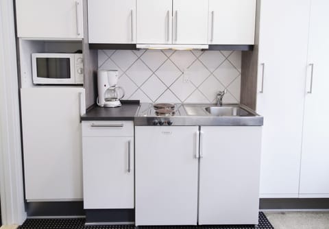 Room, 2 Twin Beds, Non Smoking, Kitchenette | Private kitchenette | Microwave, stovetop, electric kettle, toaster