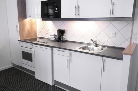 Apartment, 1 Bedroom, Kitchen | Hypo-allergenic bedding, blackout drapes, iron/ironing board, free WiFi