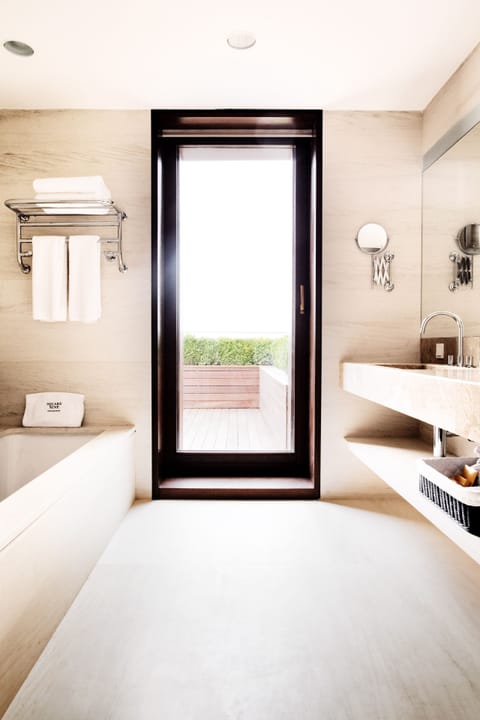 Junior Suite (Deluxe) | Bathroom | Separate tub and shower, deep soaking tub, free toiletries, hair dryer