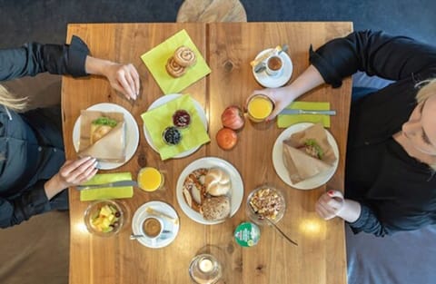 Free daily on-the-go breakfast
