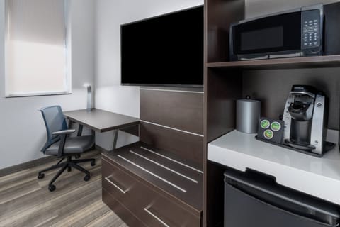 Standard Room, 1 King Bed, Accessible (Accessible Tub) | Desk, blackout drapes, iron/ironing board, free WiFi