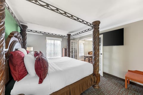 Royal Suite, 1 King Bed, Non Smoking, Jetted Tub (Four Poster Bed) | Pillowtop beds, desk, laptop workspace, iron/ironing board