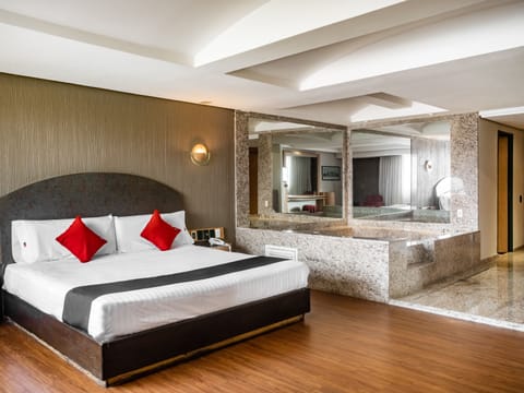 Deluxe Room (with Jacuzzi) | Jetted tub