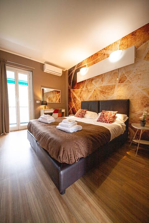 Double or Twin Room | Minibar, in-room safe, desk, blackout drapes