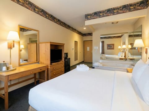 Room, 1 King Bed, Jetted Tub | Desk, free WiFi, bed sheets