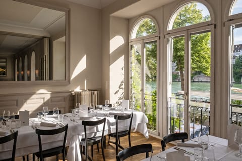 Lunch, dinner served; international cuisine, alfresco dining 