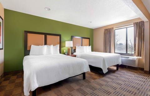 Deluxe Studio, Multiple Beds, Non Smoking | Desk, iron/ironing board, WiFi (free)