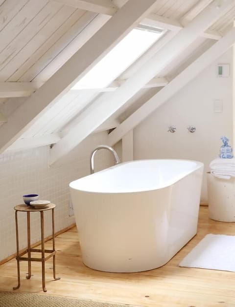 House (HouseAwe) | Deep soaking bathtub