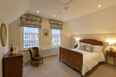 Apartment, 1 Bedroom | 1 bedroom, individually decorated, individually furnished, desk