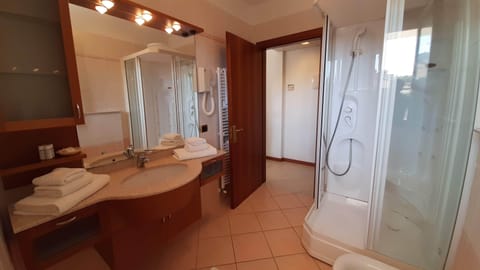 Shower, free toiletries, hair dryer, bidet