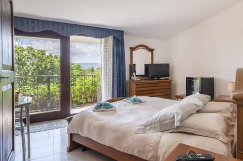 Deluxe Double Room, Non Smoking, Garden View (The Suite) | Individually decorated, desk, laptop workspace, blackout drapes