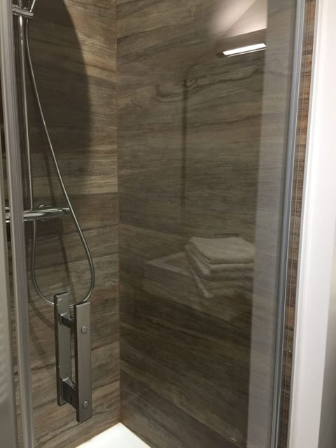 Deluxe Double Room, 1 Bedroom | Bathroom shower